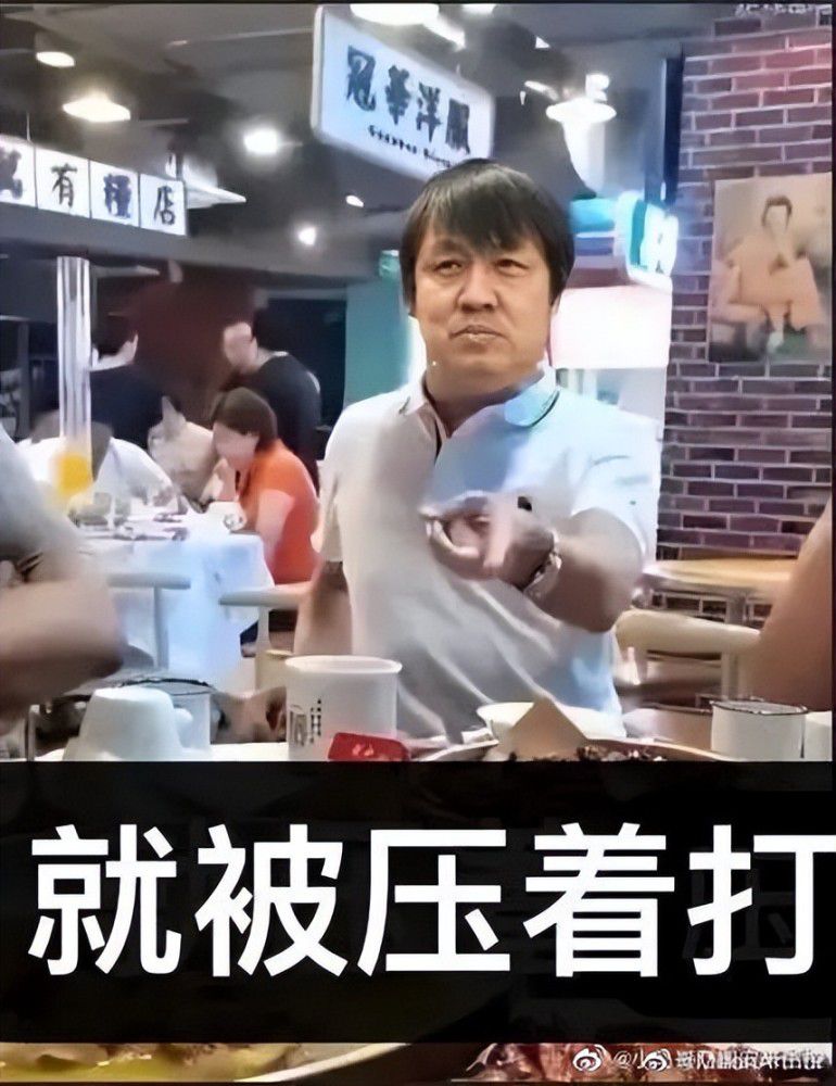 他在土包面前蹲了下来，从篮子里一桩桩拿出带来的东西。